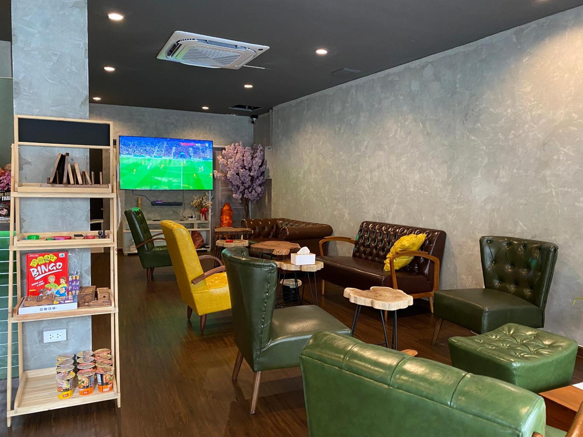 Bud Brew Beyond Dispensary And Hotel 방콕 외부 사진