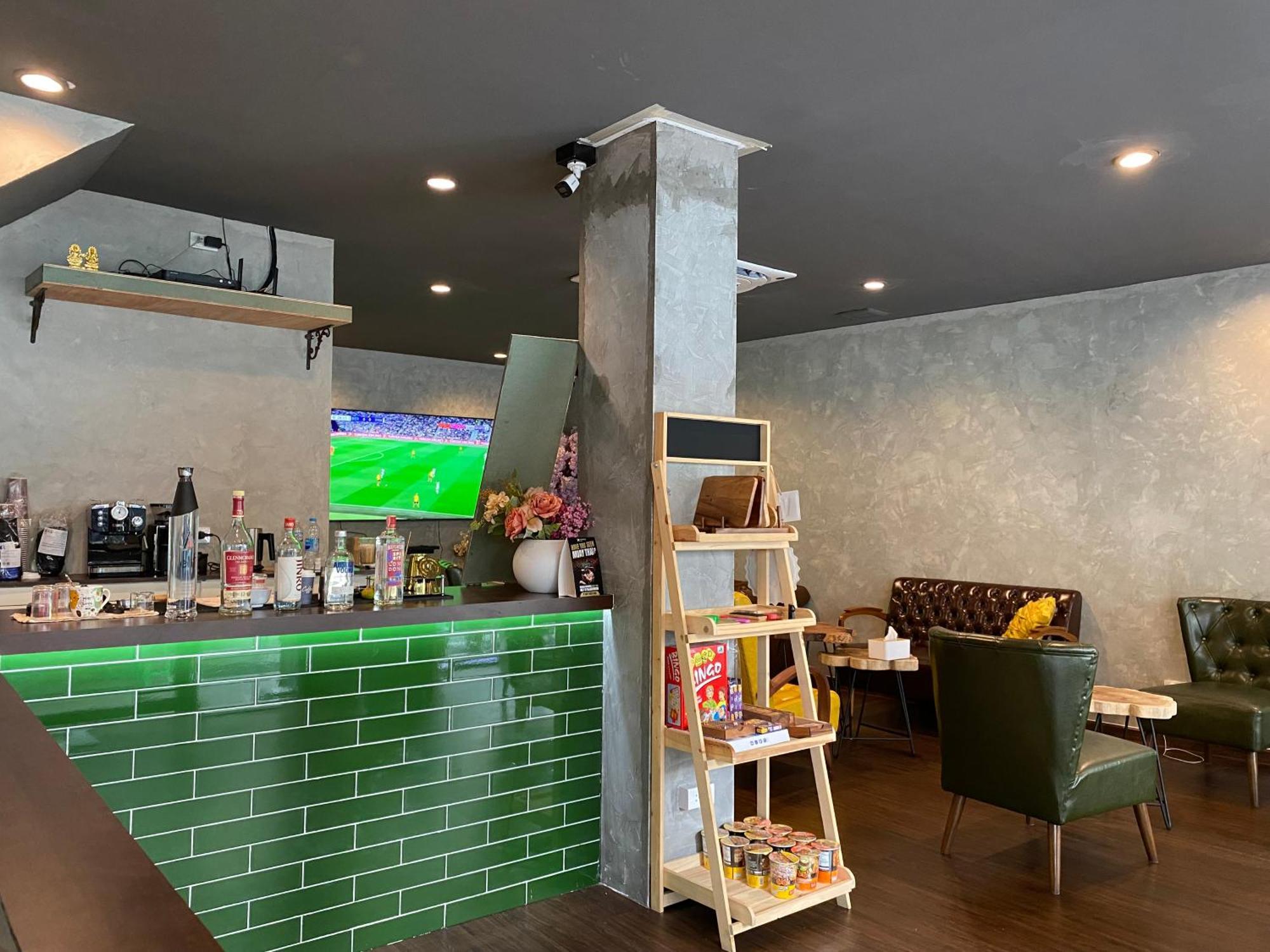 Bud Brew Beyond Dispensary And Hotel 방콕 외부 사진