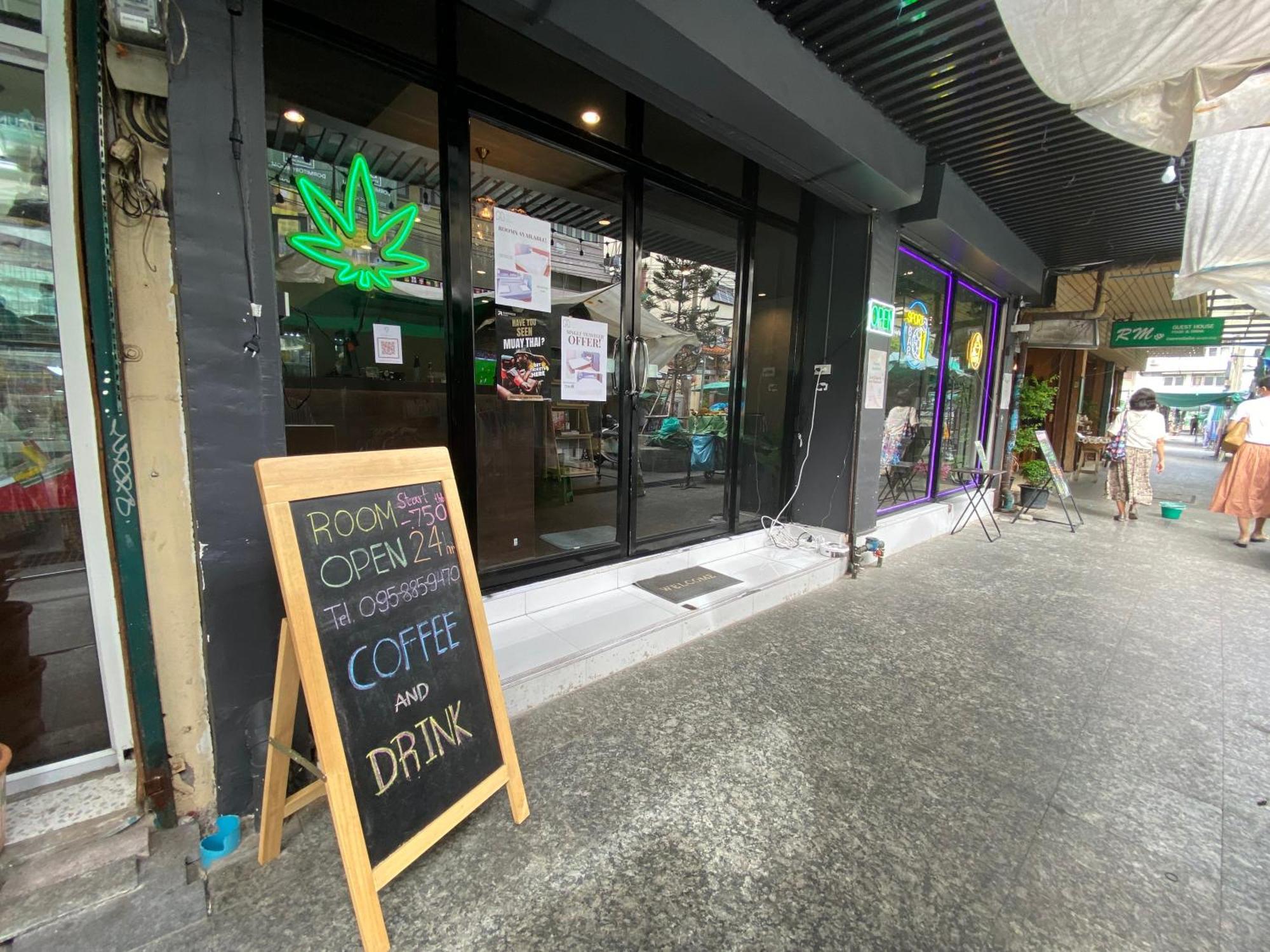 Bud Brew Beyond Dispensary And Hotel 방콕 외부 사진
