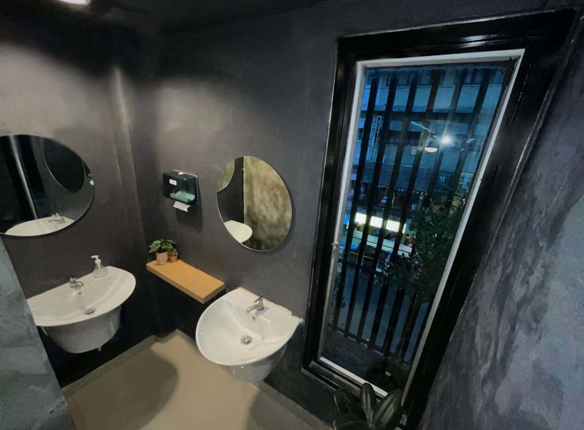Bud Brew Beyond Dispensary And Hotel 방콕 외부 사진