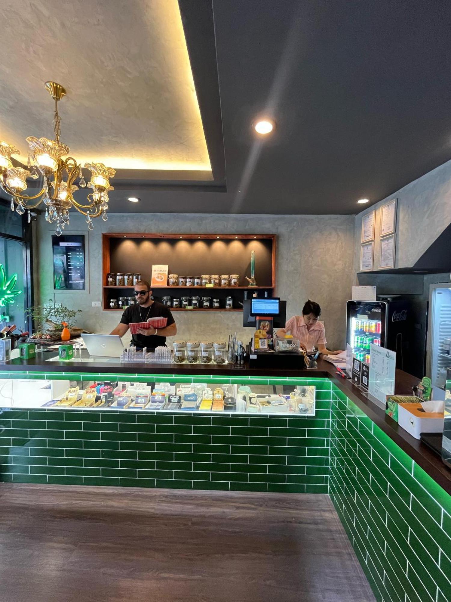Bud Brew Beyond Dispensary And Hotel 방콕 외부 사진