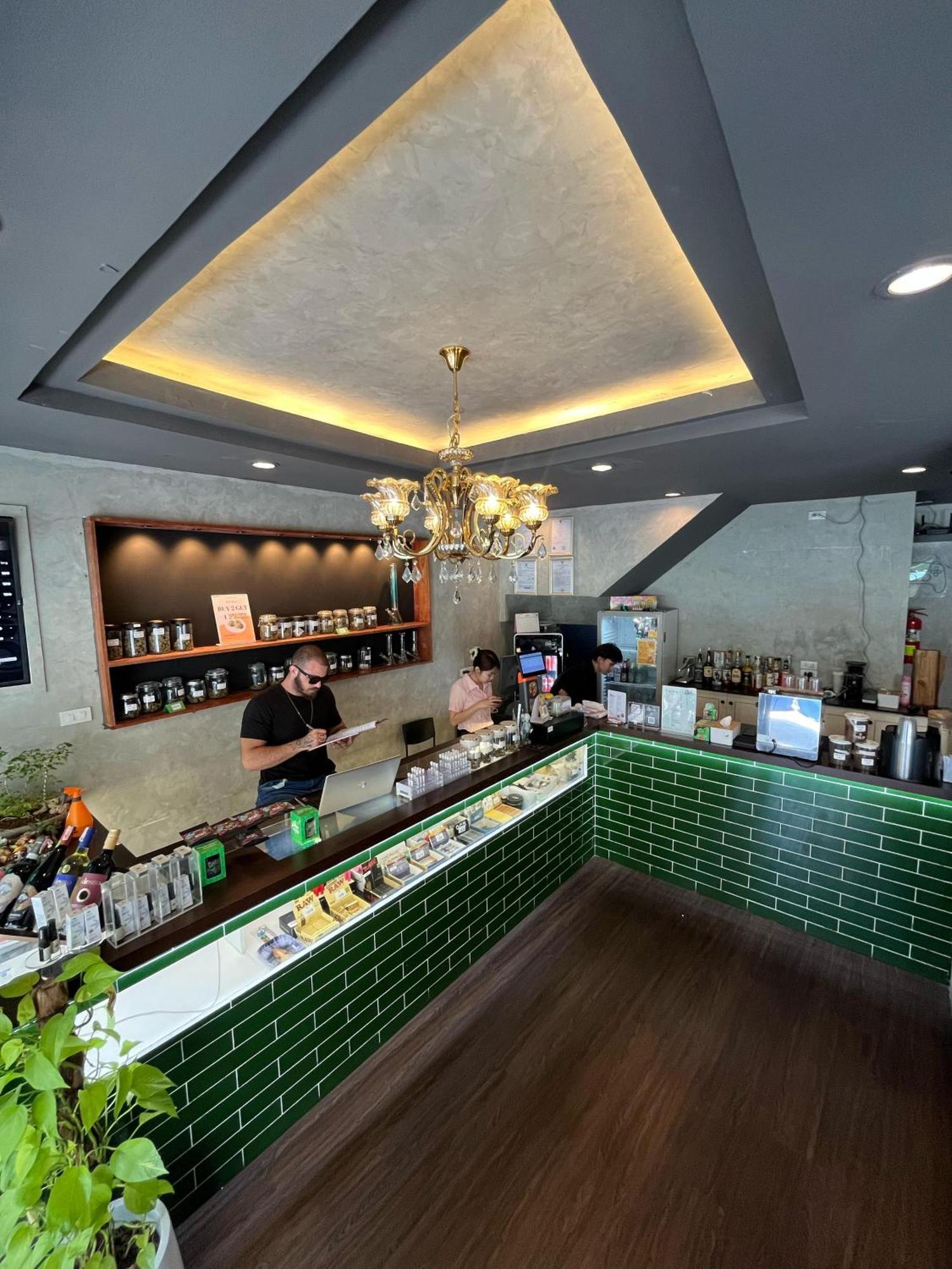 Bud Brew Beyond Dispensary And Hotel 방콕 외부 사진